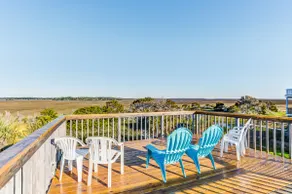 Marsh-view home w/ rooftop deck & steps from beach - Image 2