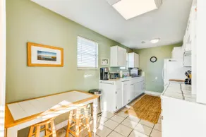 Marsh-view home w/ rooftop deck & steps from beach - Image 5
