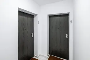 Metropolitan Spacious Retreat - Balcony and View - Image 4