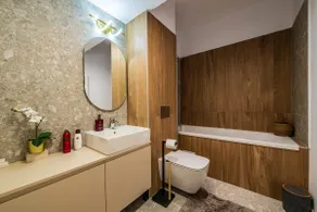 Metropolitan Spacious Retreat - Balcony and View - Image 5