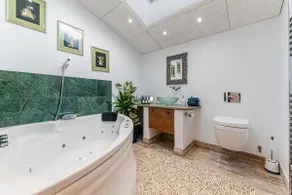 Spacious Home Near Bristol Sleeps 13 Sauna & Court - Image 5