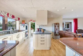 Spacious Home Near Bristol Sleeps 13 Sauna & Court - Image 3
