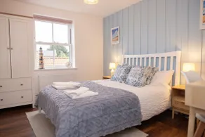 Snettisham Haven: Bright 2BD Coastal Retreat - Image 4