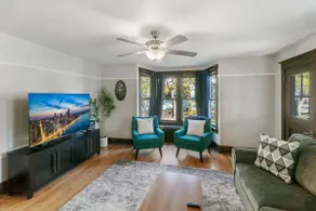 Charming 2 Bedroom Apartment Steps to Downtown Near Naval Base - Image 2