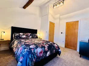 Luxury Village Cottage with Spa Bath & Beams - Image 2