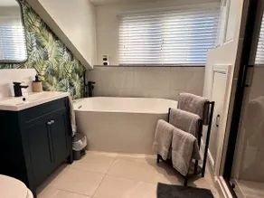 Luxury Village Cottage with Spa Bath & Beams - Image 3