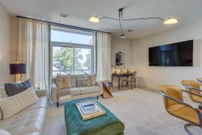 Walk to UA Campus: Apt w/ Secure Parking! - Image 4