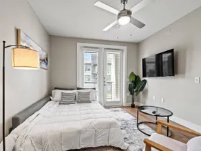Elegant King Bed+Stockyards+Gym+Pool+Free Parking - Image 4