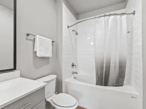 Elegant King Bed+Stockyards+Gym+Pool+Free Parking - Image 5