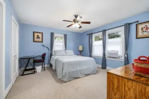 Charming 1920s Apartment Steps from Lakeside Park - Image 4