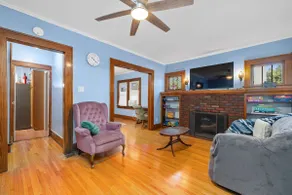 Charming 1920s Apartment Steps from Lakeside Park - Image 2