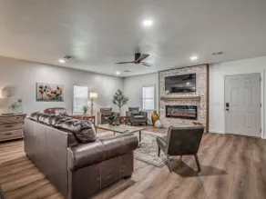 Peaceful Acre - Cozy house with beautiful backyard - Image 2