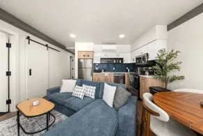 Modern condo w/kitchen & king bed - Image 5