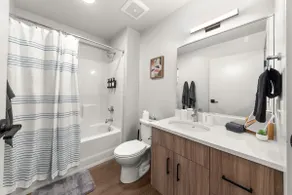 Modern condo w/kitchen & king bed - Image 4