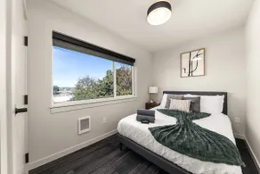Modern condo w/kitchen & king bed - Image 3