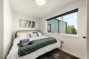 Luxury apt w/king bed & smart TV - Image 4