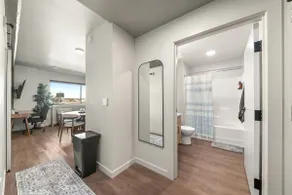 Luxury apt w/king bed & smart TV - Image 5
