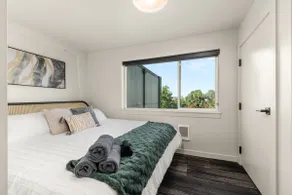 Luxury apt w/king bed & smart TV - Image 2