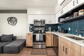 Luxury apt w/king bed & smart TV - Image 3