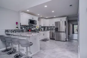 3/2 Riverwalk Retreat Luxury Home in Downtown - Image 4