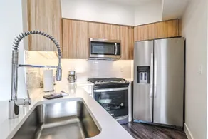 Best Location in Santa Monica! 2BD + Free Parking - Image 3