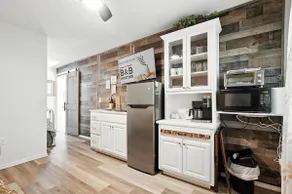 Mockingbird Lane – Cozy Rustic Retreat - Image 4