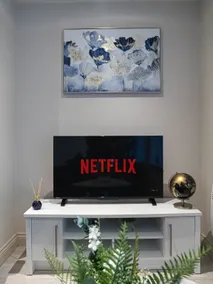 Modern Leeds Apartment | Sleeps 4 |WIFI| Central - Image 4