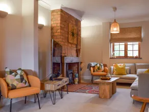 Queens Manor - Image 4