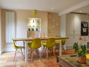 Queens Manor - Image 2