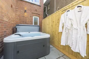 Beautiful 3-Bed Home with Hot Tub in Ross-on-Wye - Image 2