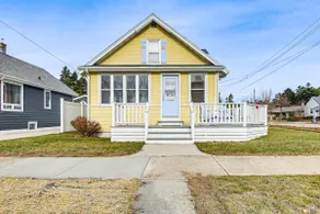 Pet Friendly! Steps to Beach - ‘Lakeview Cottage’ - Image 2