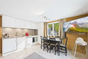 Family-friendly apartment with mountain views - Image 4