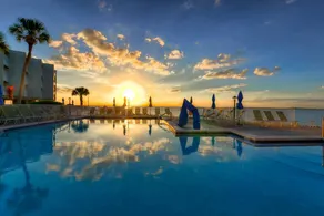 ☀Oceanfront ☀Amazing Balcony view☀ WIFI Bar☀ Waterfront Heated Pool ☀ - Image 3