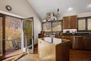 Airy Townhome in Vail w/ Beautiful Views, Modern Decor, Free bus shuttle. VP7 - Image 5
