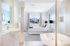 Tidehouse - Scenic Esplanade Escape with Shared Pool - Image 5