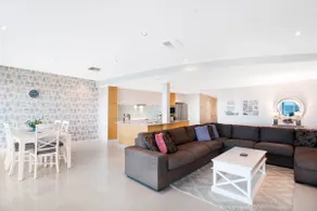 Tidehouse - Scenic Esplanade Escape with Shared Pool - Image 2