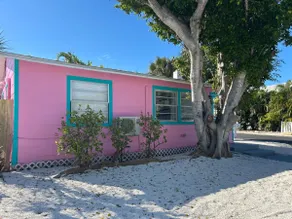 Emerald Beach Cottage - Image 2