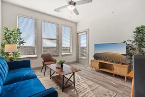 Luxury 2BD/2BA Next to Airport g3lh - Image 2