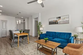 Luxury 2BD/2BA Next to Airport g3lh - Image 3