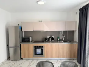 Family Friendly 2 Bedroom Apartment - By HostMT - Image 4
