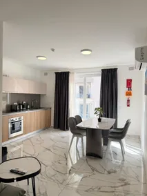 Family Friendly 2 Bedroom Apartment - By HostMT - Image 2