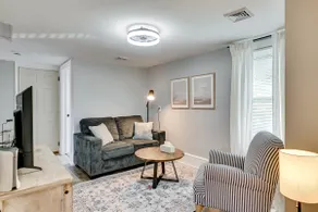 2 Mi to Uptown: Centrally Located Kingston Apt! - Image 4