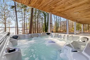 Main lake, beach, kayaks, hot tub, theater, arcade - Image 3