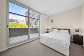 Spacious Apartment with Gym & Pool Access - Image 2