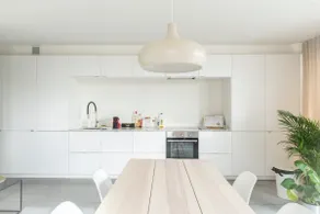 Tranquil Urban Escape: 2-BDR Retreat in Ghent - Image 2