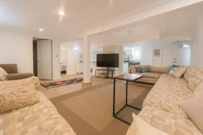 Poolside Hideaway Heated Pool Sleeps 6+ - Image 3