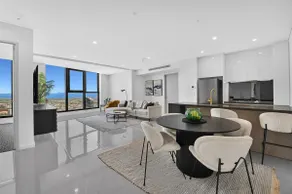 Level 70 with Breathtaking Views - Pet Friendly - Image 2