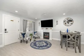 Elegant 2/1 Retreat · Near Downtown & Beach - Image 5