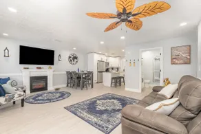 Elegant 2/1 Retreat · Near Downtown & Beach - Image 4