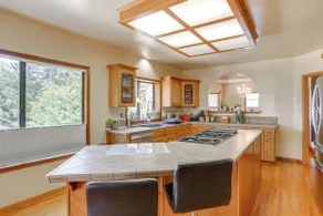 3 Mi to Sequoia Park Zoo: Spacious Home w/ Sunroom - Image 5